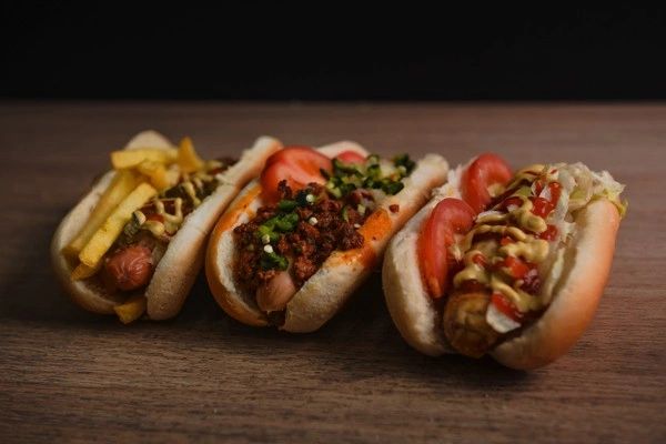 Perro hawaiano de Tizones con salchicha, mozzarella, bacon y salsas